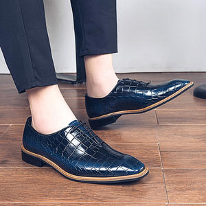 Chaussures habillées pour hommes en cuir brillant, faites à la main, élégantes et tendance. Chaussures en cuir pour hommes, multifonctionnelles, élégantes et tendance. - Product Image 1