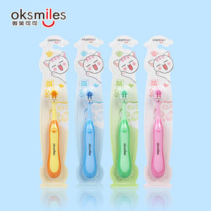 Cepillo de dientes manual Oksmiles para niños, cerdas suaves, color rosa con diseño de alas - Product Image 2