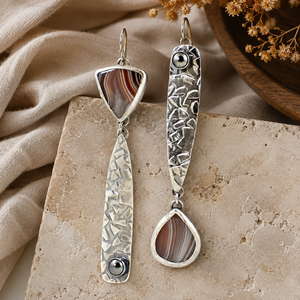 Orecchini Pendenti Lunghi Asimmetrici Creativi con Motivo Marrone e Grigio, Vintage, con Perline, per Donna - Product Image 3