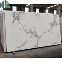 Dalle de quartz Calacatta 6733 résistante aux taches, aux rayures et à la chaleur, avec veines grises, en quartzite blanc, pour plan de travail de cuisine et projets de construction