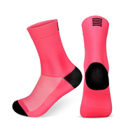 Vente en gros de tissus colorés évacuant l'humidité Chaussettes de cyclisme en maille respirantes pour sports professionnels d'extérieur à séchage rapide