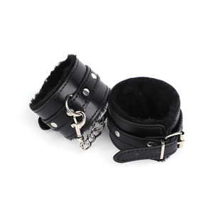 Ensemble de trois menottes avec doublure en fausse fourrure pour adultes, disponible en rose, violet, noir et rouge - Product Image 4