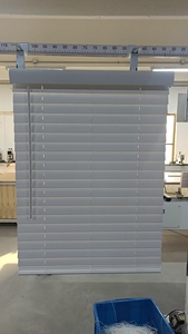 ستائر فينيسية خشبية مقلدة لاسلكية 2 بوصة، بيع مباشر من المصنع للنوافذ، ستائر من البي في سي والخشب المقلد - Product Image 2