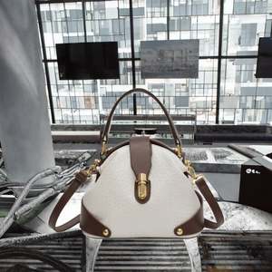 Sac à bandoulière matelassé en nylon avec fermeture éclair pour femme, sac à bandoulière de type hobo uni pour le gym, le yoga et les activités de plein air - Product Image 2