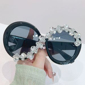 Lunettes de soleil de luxe tendance 2025 avec logo personnalisé, grandes montures, verres diamantés, protection UV400, surdimensionnées, rondes, en cristal, pour femmes - Product Image 4