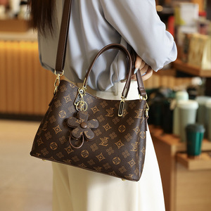 Bolso Tote de Cuero Genuino para Mujer, <span class=keywords><strong>Moda</strong></span> de Hong Kong, Modelo 2025, de Alta Gama, con Cierre, para Madres de Mediana Edad, de un Solo Hombro o Cruzado - Product Image 3