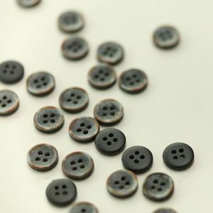 Bán Buôn Tùy Chỉnh Vòng 11Mm Nhựa Retro Cạnh Bốn Mắt Áo Sơ Mi Dệt Kim Cardigan May Nút Trong Số Lượng Lớn - Product Image 3