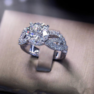 Anello da Donna Classico a Quattro Punte con Zirconi, Design Elegante per Fidanzamento, Gioiello Commemorativo Versatile per Uso Quotidiano, Regalo - Product Image 2