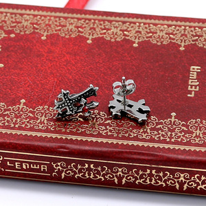 Boucles d'oreilles en acier titane avec design croisé et incrustation de pierres rouges pour la mode punk - Product Image 2