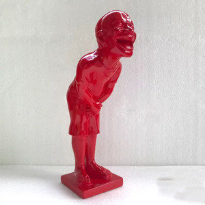 Escultura de Resina Roja con una Cara Sonriente, que Presenta un Interesante, Encantador, Abstracto y Reconfortante Modelo del Cuerpo Humano - Product Image 4
