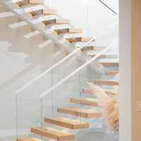 Escalier suspendu moderne pour intérieur, avec marches en bois et garde-corps en verre, escalier flottant à une seule poutre