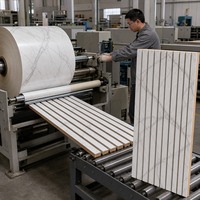 Film PVC brillant imperméable en rouleau pour surface intérieure, idéal pour la décoration de panneaux de meubles et de panneaux UV