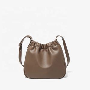 Bolso de Hombro Tipo Cubo de Gran Capacidad para Mujer, Nuevo Modelo 2026, Popular, de Alta Calidad, de Cuero Suave de Zhenzhou, para Uso Diario. - Product Image 2