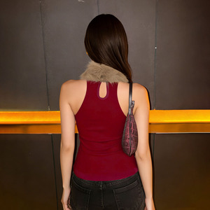 Gilet de Noël rouge chic pour femme – Débardeur élégant en viscose/polyester tricoté avec fausse fourrure extensible et col roulé - Product Image 4