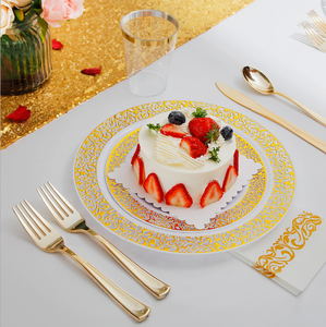 Ensemble de vaisselle jetable en plastique blanc avec verres à vin à bord doré, couteaux, fourchettes, serviettes - Vaisselle personnalisable pour fêtes - Product Image 3