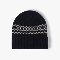 Bonnet d'hiver en tricot doux motif flocon de neige nordique, bonnet d'hiver à revers crème et rouge, bonnet d'hiver Fair Isle pour femmes et hommes OEM/ODM
