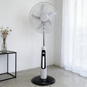 Ventilatore da tavolo ricaricabile a energia solare a 5 pale da 18 pollici, portatile con ricarica USB e luce notturna per casa e ufficio - Product Image 1