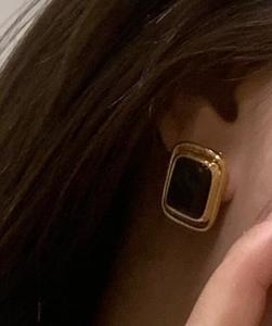ต่างหูทรงเรขาคณิตสีดำทอง ดีไซน์มินิมอลสไตล์เกาหลี ยี่ห้อ Kaimei Fashion ทำจากทองเหลือง - Product Image 2