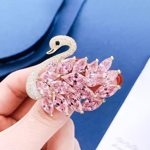 Exquisito broche de cisne de alta gama para mujer, con cristales, diseño de moda, accesorio de nicho para traje. - Product Image 5