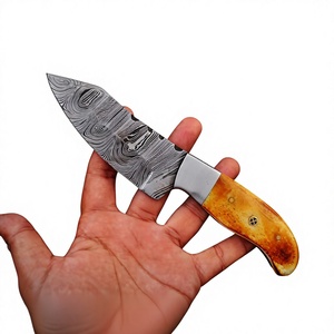 Couteaux de chasse en acier damas faits à la main avec manche en os et étui en cuir, lame partiellement dentelée, pour usage en plein air et camping - Product Image 5