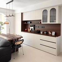 Buffet de salle à manger moderne et minimaliste en bois avec éclairage LED intégré, vitrine en verre, design modulaire sans poignées
