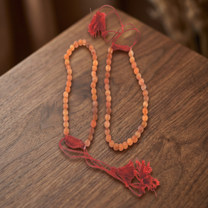 Bracelet Mala de prière artisanal en pierre de soleil avec pompon rouge, perles rondes de 6 mm, artisanat religieux bouddhiste pour la méditation et la gratitude - Product Image 1