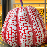 Escultura decorativa de Halloween con diseño de calabaza de resina plástica reforzada con fibra de vidrio inspirada en Yoko Ono