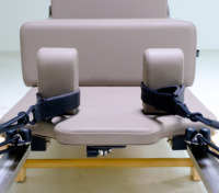 Reformer de Pilates compact et pliable en bois avec accessoires complets et roulettes silencieuses, idéal pour la maison et les petits studios d'entraînement
