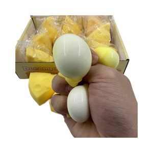 Nouveau jouet anti-stress créatif en forme de fromage triangulaire simulé, en caoutchouc souple à rebond lent pour la décompression - Product Image 5