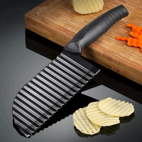 Zwart gecoate roestvrijstalen gegolfde crinkle cutter met antislip handvat, roestbestendig, duurzaam, gegolfde snijmes voor groenten en fruit