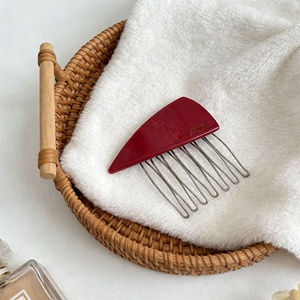 Peigne à cheveux élégant fait main en acétate écologique et imperméable, motif géométrique, pour l'arrière de la tête, insert croisé triangulaire - Product Image 4