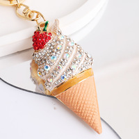 Porte-clés en strass en forme de cornet de glace - Breloque de sac en cristal étincelant en forme de cornet de fraise (ton or)