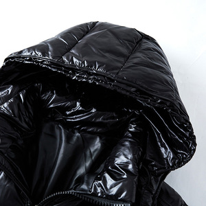 Piumino da <span class=keywords><strong>Uomo</strong></span> Invernale Personalizzato Nero Lucido di Alta Qualità con Cappuccio, Elegante e alla Moda - Product Image 3