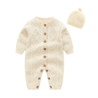 Grenouillère pour bébé Offre Spéciale vente en gros Grenouillère de couleur unie tricotée sur le devant Chapeaux boules de poils Barboteuse pour bébé en fil de coton