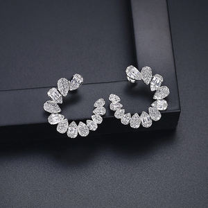 Серьги-гвоздики LUOTEEMI с крупными цветами из кубического циркония, свадебные украшения, бижутерия, модные крупные серьги-гвоздики, тренд 2026 - Product Image 4