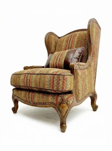 Sillón con respaldo <span class=keywords><strong>de</strong></span> ala a <span class=keywords><strong>rayas</strong></span> estilo Provincial Francés, patas cabriolé talladas con diseño espiral y cojín lumbar con ribete <span class=keywords><strong>de</strong></span> cuero - Product Image 1