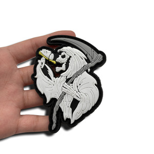 Parche de PVC con diseño de Calavera y Guadaña del Grim Reaper que brilla en la oscuridad, con gancho y bucle para mochila, sombrero, chaleco, bolso, decoración de moda urbana para Halloween - Product Image 4