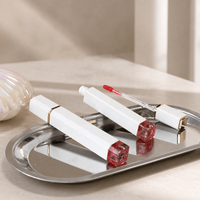 Tubes de brillant à lèvres liquide végétalien personnalisables avec logo, 5 ml, bandes dorées, corps blanc mat, fenêtre transparente, applicateur floqué, pour marques de beauté OEM