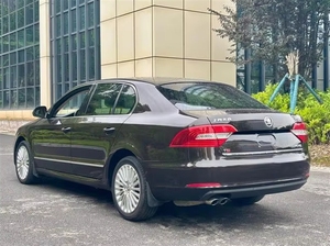 Auto Usata <span class=keywords><strong>Skoda</strong></span> <span class=keywords><strong>Superb</strong></span> <span class=keywords><strong>Octavia</strong></span> 2014 1.6L Edizione Manuale Guida a Sinistra Sedili in Pelle Pneumatici R18 - Product Image 2