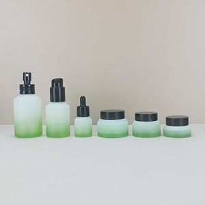 ขวดน้ำหอมแก้วสีเขียวทรงเฉียง ขนาด 15 มล. 30 มล. 50 มล. 60 มล. 100 มล. 120 มล. 200 มล. พร้อมฝาไม้ไผ่/สีเงิน - Product Image 1