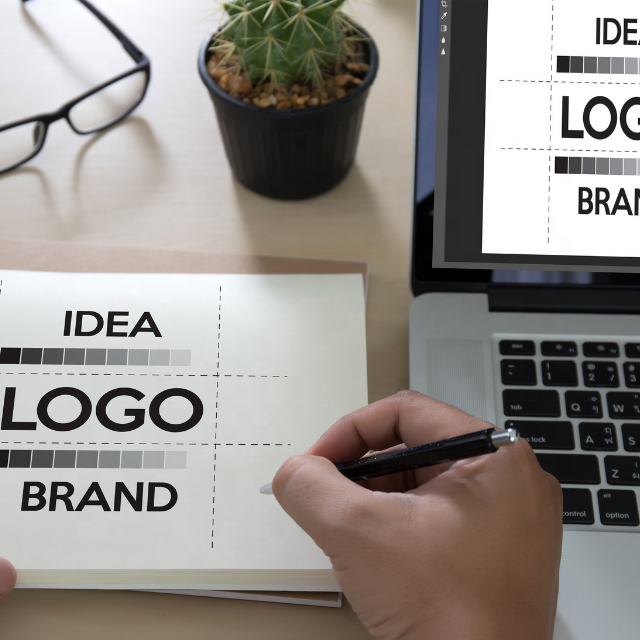 Реклама веб-разработки с дизайном логотипа, электронные услуги