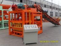 Machine automatique de fabrication de blocs creux en ciment QTJ4-26, petite machine de moulage de briques par vibration