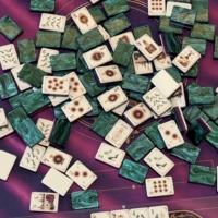 Ensemble de tuiles de mahjong de luxe parisien, 160 tuiles de mahjong américaines avec dos marbré vert, options de supports, de poussoirs et de tapis