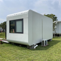 Maison Capsule Préfabriquée de Luxe en Acier Moderne de 20/40 pieds, 2 Chambres, Style Apple, avec Panneaux Solaires et Espace Multifonctionnel