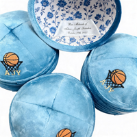 Kippa en velours bleu personnalisée avec broderie de basketball, Kippot, cadeaux de Bar Mitzvah, doublure florale, cadeaux Judaïca