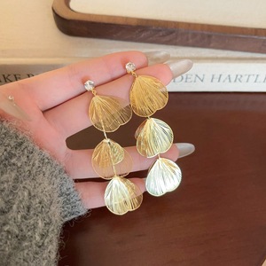 Pendientes <span class=keywords><strong>de</strong></span> Borla con Flores Doradas Retro al por Mayor - Joyería <span class=keywords><strong>de</strong></span> Oreja Elegante y <span class=keywords><strong>de</strong></span> Lujo para Mujer - Product Image 5