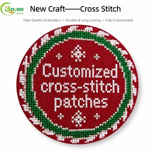 Patchs brodés personnalisés à effet décoratif exceptionnel, en gros, badges ronds avec slogan couronne de Noël pour sacs et chapeaux - Product Image 1