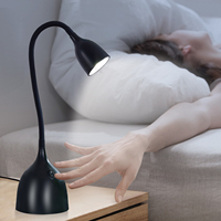 Petite lampe de bureau LED en métal noir alimentée par courant alternatif réglable col de cygne veilleuse lampe de lecture maison bureau collège dortoir étude relaxante