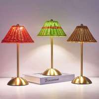 Lampe de table en métal à LED rechargeable sur batterie, design moderne, commande par capteur, intensité réglable, abat-jour doré, lumière chaude 3000K, salon
