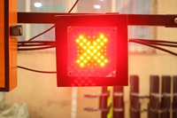 Semáforo LED con flecha verde de la Cruz Roja, alimentado por energía solar, indicador de carril para estacionamientos, lavaderos de autos y almacenes